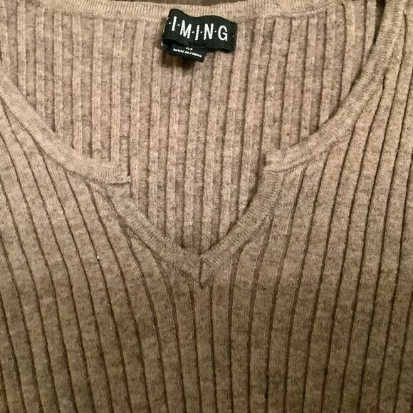 IMING Cropped Knit V-Neck Sweater size medium - Picture 2 of 6